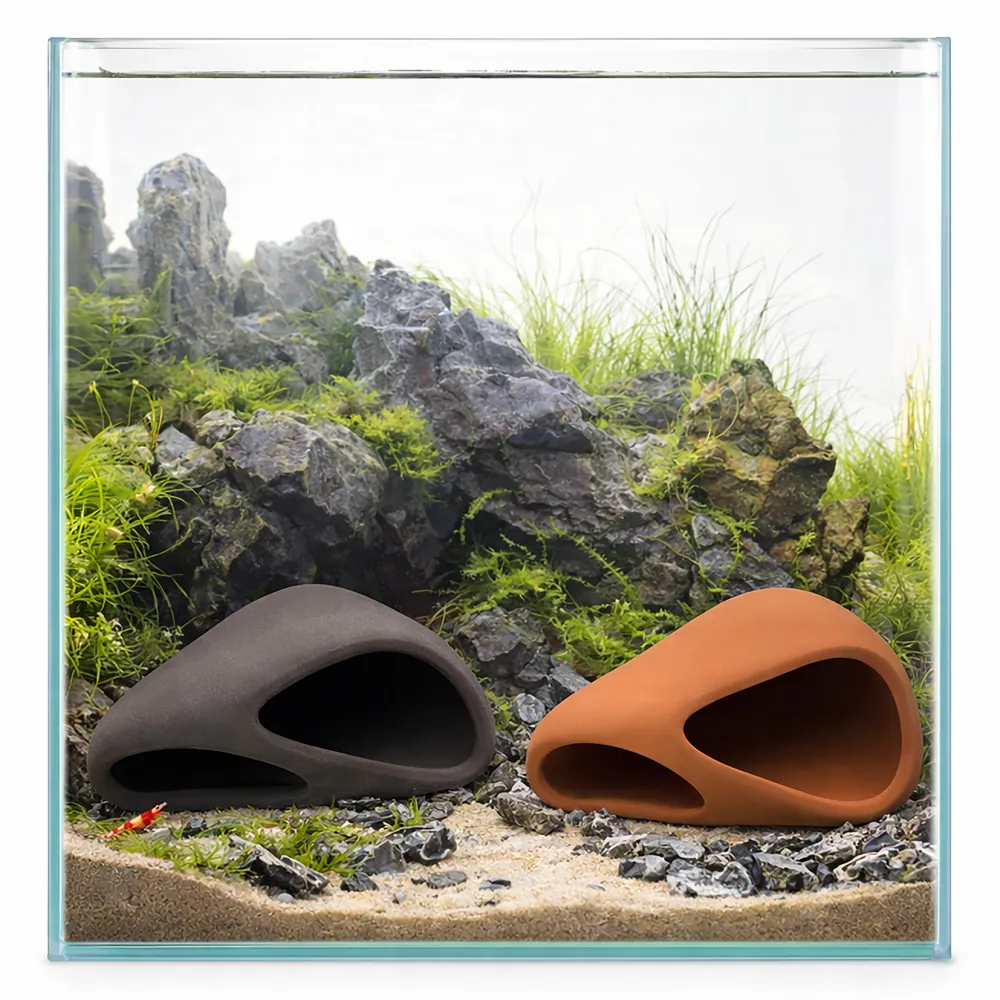 Hobby Wave Cave 2 red: rote, geschwungene Keramikhöhle (17 × 16 × 8,5 cm) im Süßwasseraquarium neben dunkler Keramikhöhle, bepflanzbar, sicherer Rückzugsort für Fische, Garnelen und Krebse